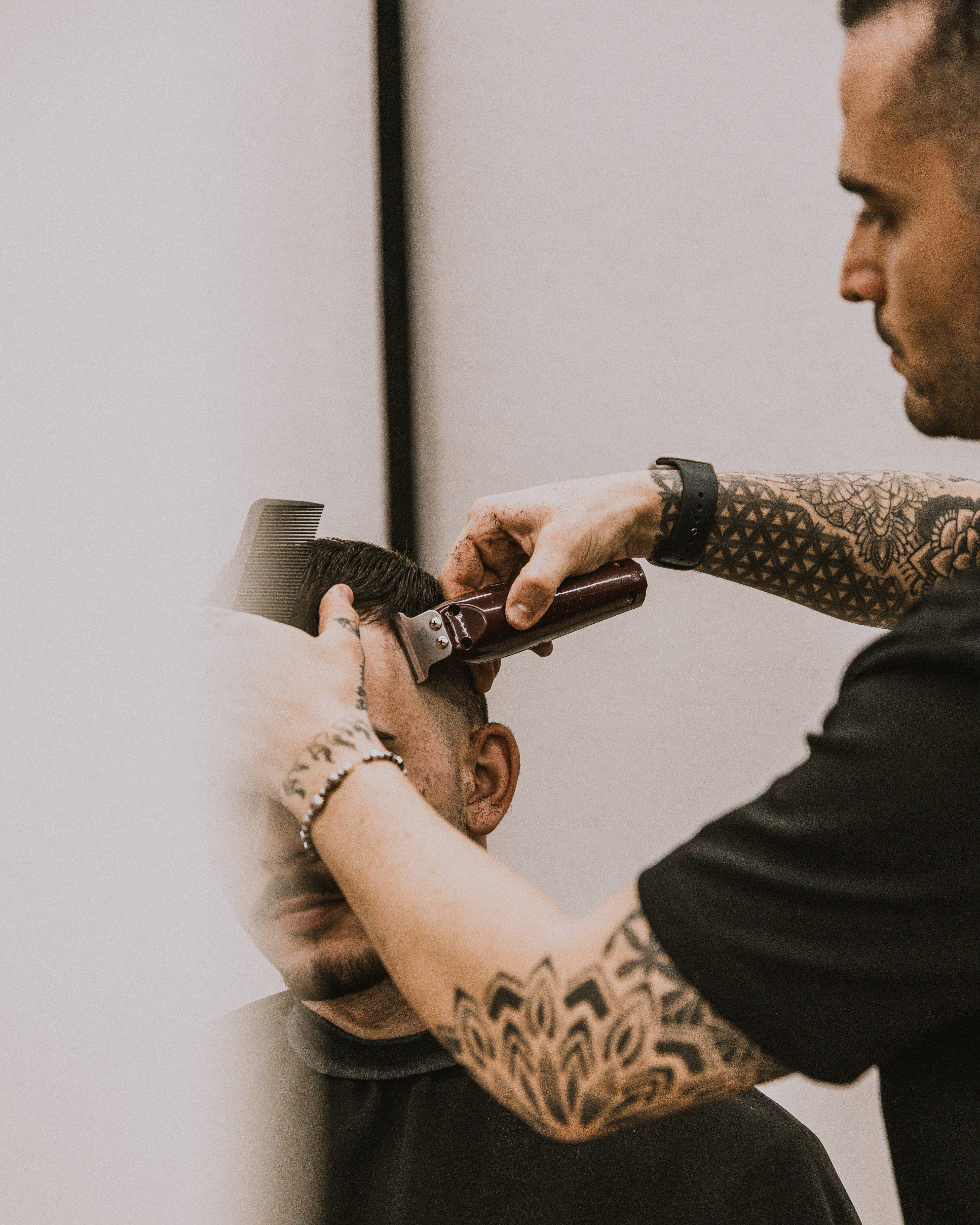 Barber στο MAST Barbershop κατά τη διάρκεια επαγγελματικού ανδρικού κουρέματος