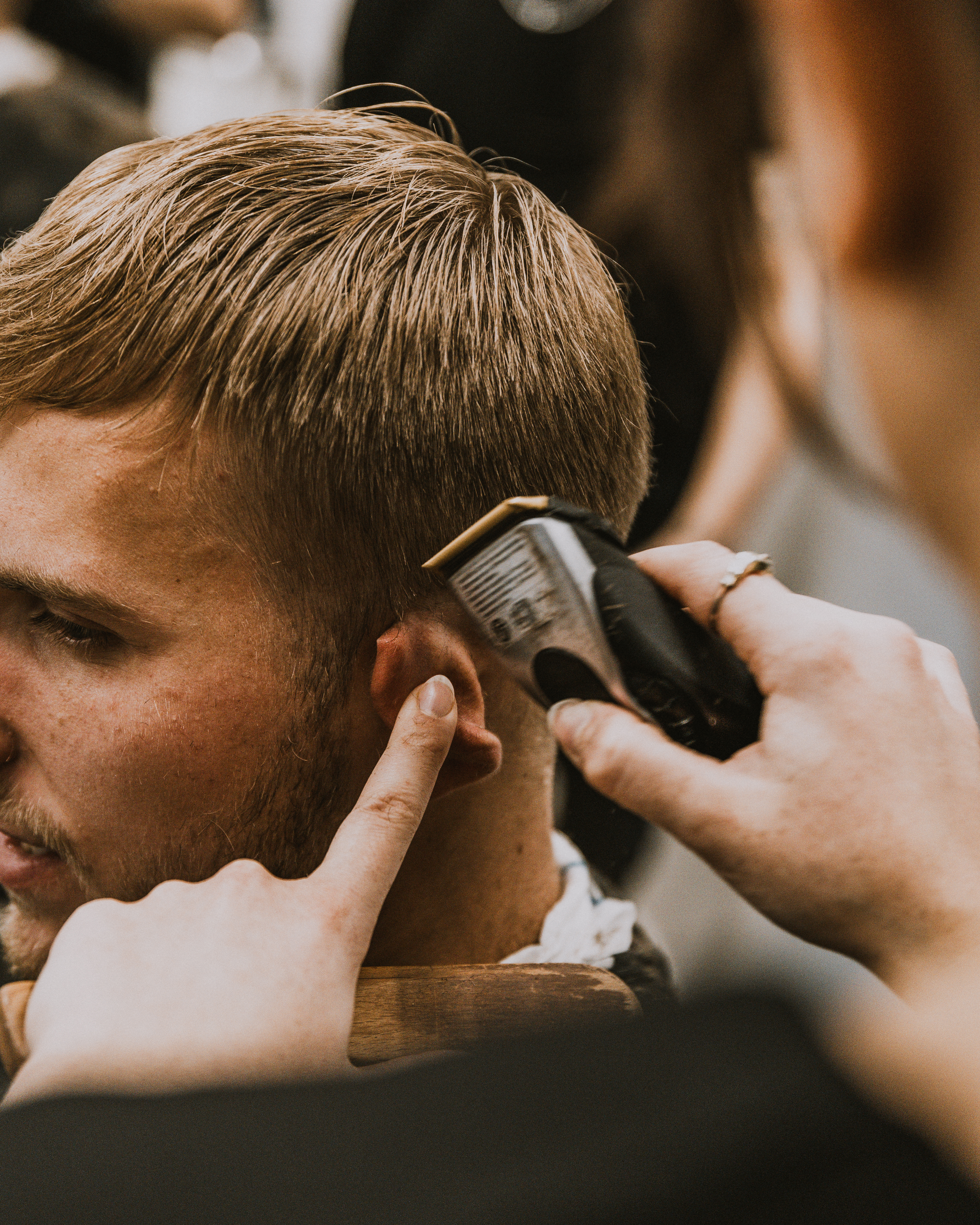 Ανδρικό fade haircut με κουρευτική μηχανή στο MAST Barbershop